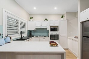 ثلاجة، ميكروويف، فرن، موقد طهي مسطح