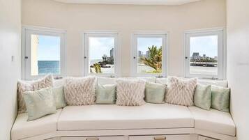 Luxury Apartment, Lagoon View | Living area