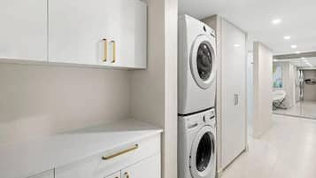 Luxury Apartment, Lagoon View | Laundry