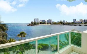 شقة فاخرة - منظر للبحيرة | إطلالة من الشرفة