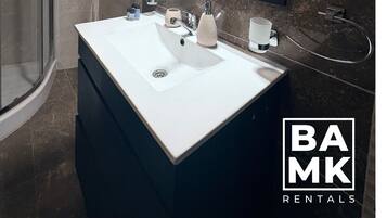 Een douche, een haardroger, handdoeken, zeep