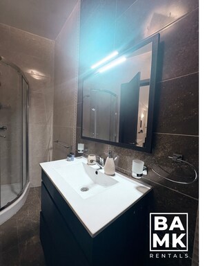 Een douche, een haardroger, handdoeken, zeep