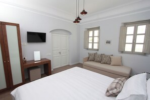 Tavanomainen huvila, 4 makuuhuonetta, patio, osittainen merinäköala | Tallelokero huoneessa, äänieristys, silitysrauta/-lauta