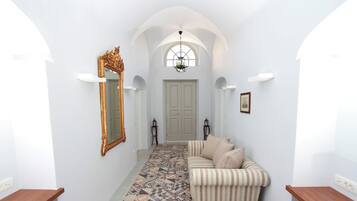 Tavanomainen huvila, 4 makuuhuonetta, patio, osittainen merinäköala | Oleskelualue