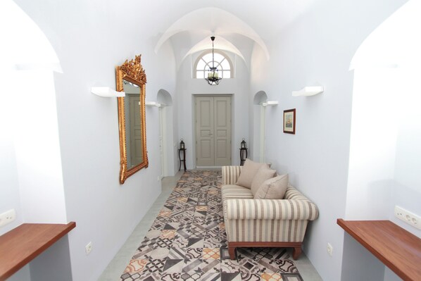 Tavanomainen huvila, 4 makuuhuonetta, patio, osittainen merinäköala | Oleskelualue