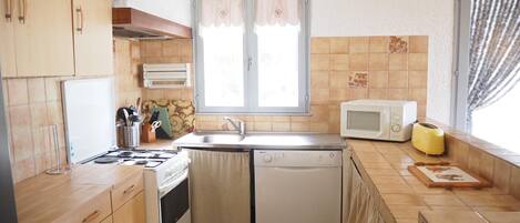 Fridge, microwave, oven, stovetop