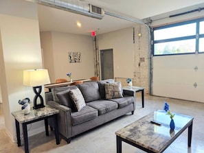 Smart TV - Popular 1st Floor King Bed Apartment Near Barnes 102 (St. Louis)