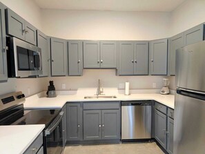 Fridge, microwave, oven, stovetop - Popular 1st Floor King Bed Apartment Near Barnes 102 (St. Louis)