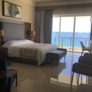 4 عدّة غرف نوم وخزنة داخل الغرفة ومكتب ومكواة/لوح كي