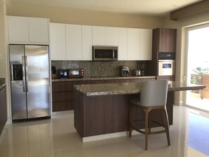 ثلاجة، ميكروويف، فرن، موقد طهي مسطح