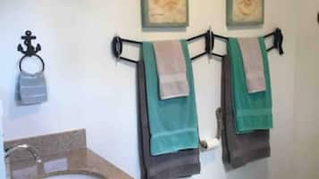 Haartrockner, Handtücher, Seife, Toilettenpapier