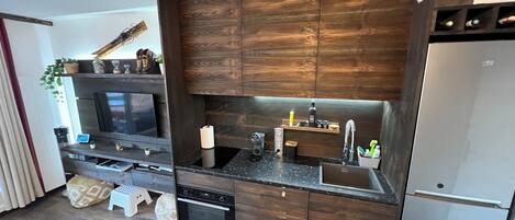 Frigorifero, microonde, forno, piano cottura