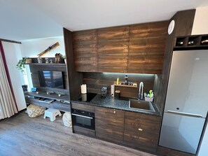 Een koelkast, een microgolfoven, een oven, een kookplaat