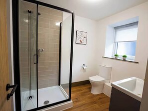 Shower - Oakwood Apartment (Llanrwst)