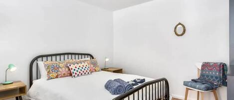 Tabla de planchar con plancha, wifi y ropa de cama