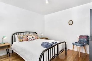 Iron/ironing board, WiFi, bed sheets - Yardley on Argyle A Peaceful Hobart Studio (North Hobart)