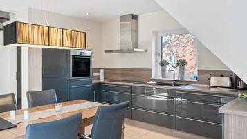 KĂŒhlschrank, Mikrowelle, Herdplatte, GeschirrspĂŒler