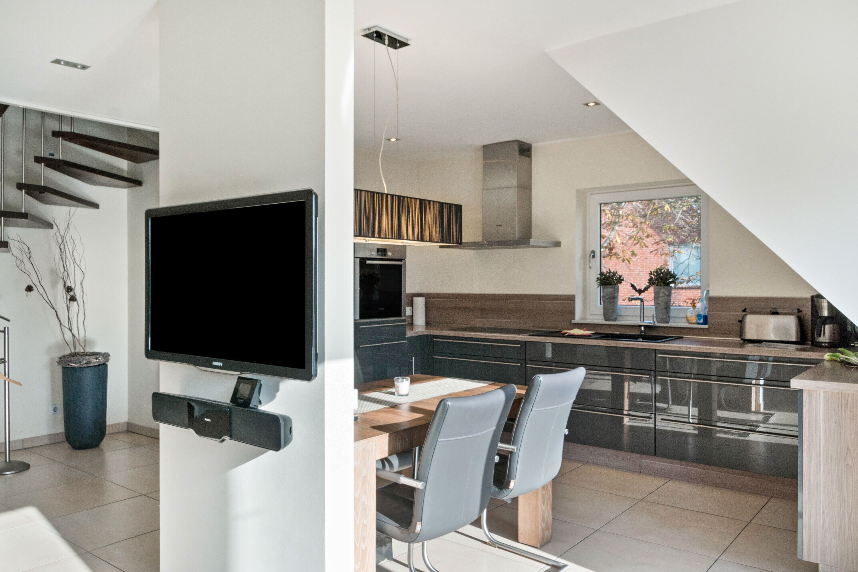 Frigorífico, microondas, placa de cocina y lavavajillas