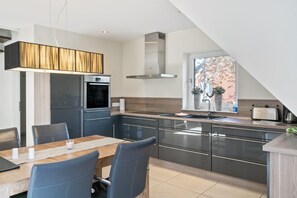 Fridge, microwave, stovetop, dishwasher - Exclusive 5-star apartment in an excellent location. (Borkum)