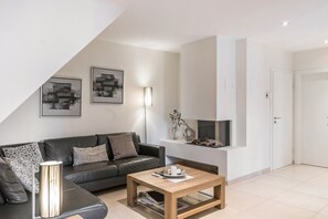 Fernseher, Kamin, DVD-Player