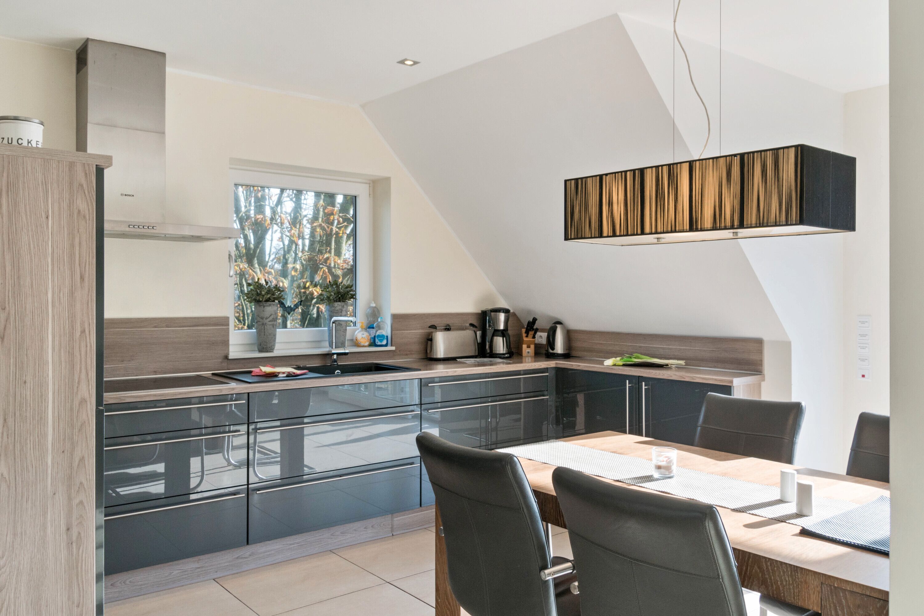 Een koelkast, een magnetron, een kookplaat, een vaatwasser