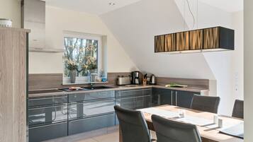 Geladeira, micro-ondas, cooktop, lava-louças