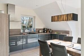 Kühlschrank, Mikrowelle, Herdplatte, Geschirrspüler