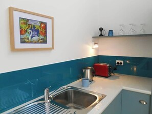 Fridge, microwave, oven, stovetop - Argyle Embrace Perfect Location to Explore Town (North Hobart)