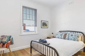 Iron/ironing board, travel cot, WiFi, bed sheets - Hobart Character Scenic Views in Bustling Locale (North Hobart)