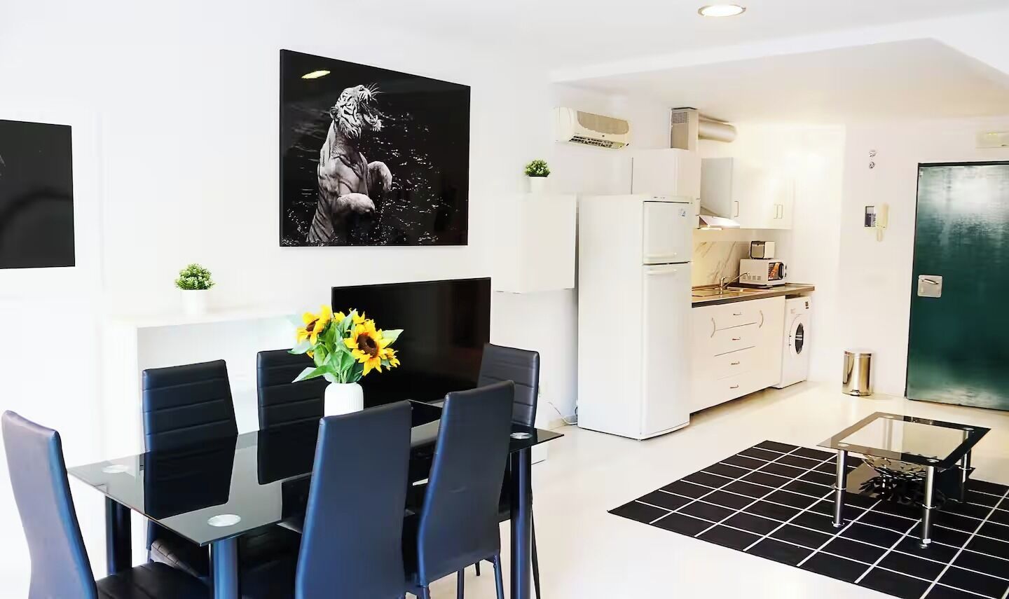 Comfort appartement | Een laptopwerkplek, geluiddichte muren, een strijkplank/strijkijzer