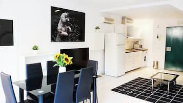 Comfort appartement | Een laptopwerkplek, geluiddichte muren, een strijkplank/strijkijzer