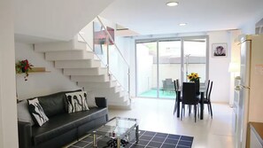 Departamento Confort | Área de sala de estar | Televisión de pantalla plana 