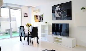 Comfort Apartment | Living area | Flat-screen TV - Seasonal Living Oshun Madrid Norte (Madrid)