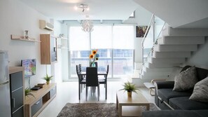 Standaard appartement | Woonruimte | Een flatscreentelevisie