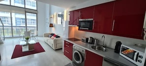 Standard Apartment | Private kitchen | Fridge, microwave, stovetop, electric kettle - Seasonal Living Oshun Madrid Norte (Madrid)