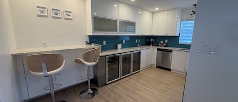 Microondas, horno, placa de cocina, lavavajillas