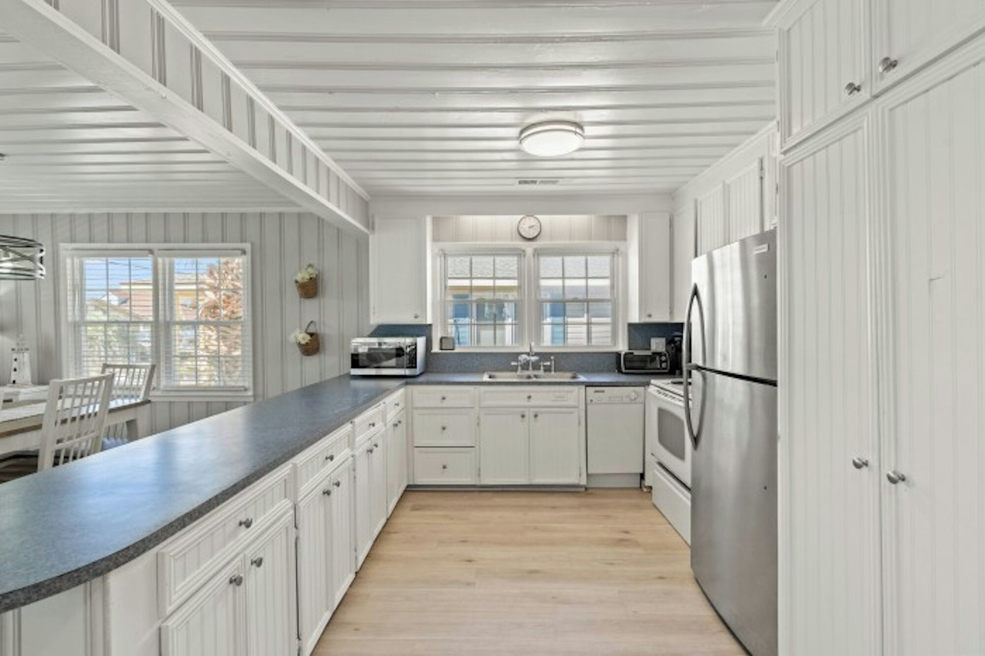 Kylskåp, mikrovågsugn, ugn och spishäll