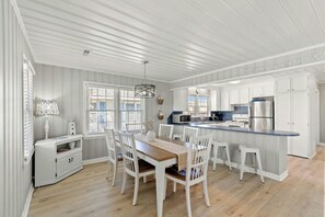 Dining - Bella Sirena- 3BR/1.5BA Dog Friendly with Pool (North Myrtle Beach)