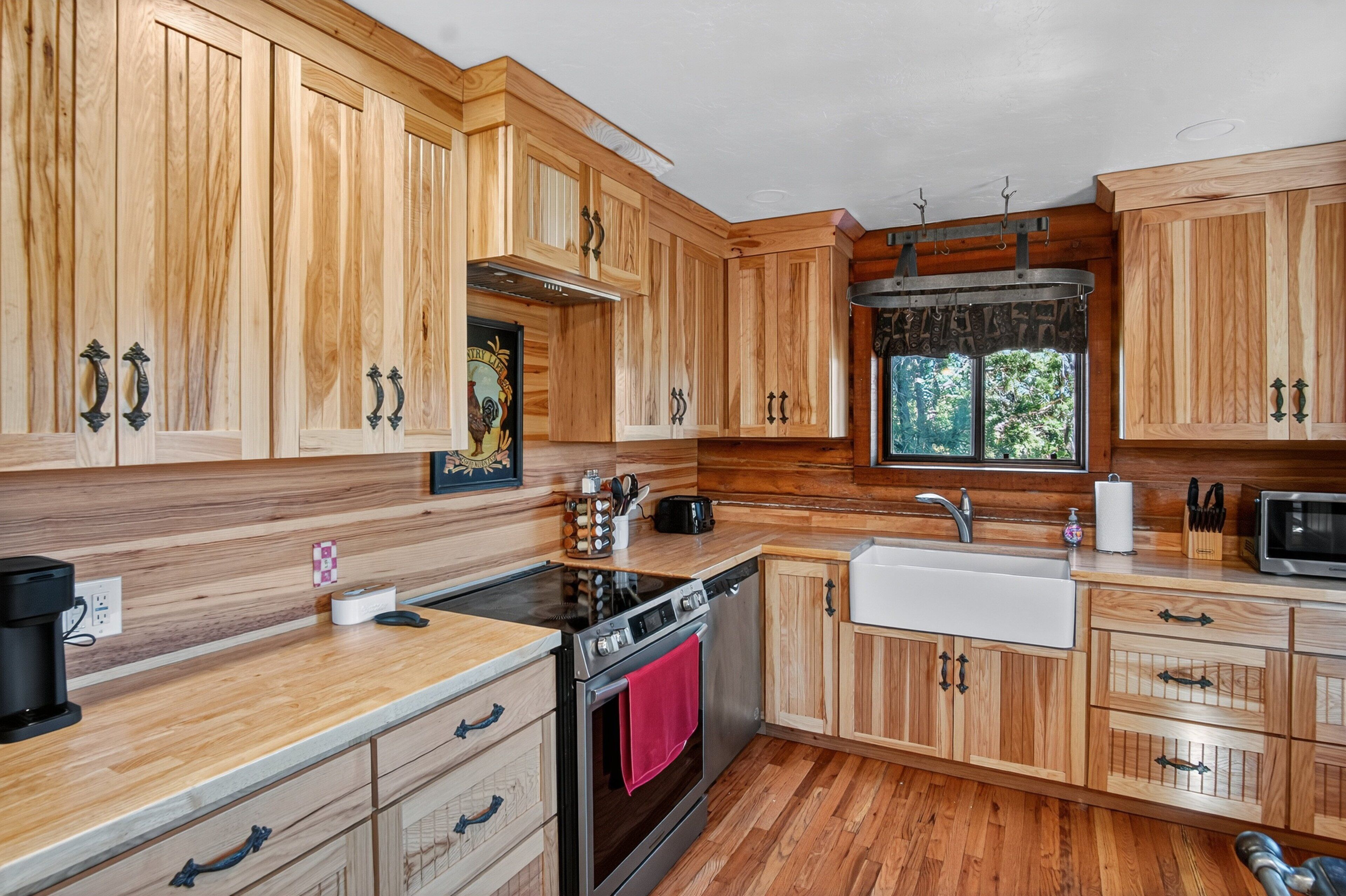 Jääkaappi, mikroaaltouuni, uuni, astianpesukone