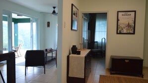 Un amplio espacio de sala con una mesa de comedor, sillas y un aparador de madera oscura.
