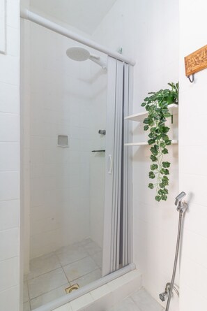Dusche, Haartrockner, Handtücher, Shampoo