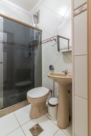 Shower, hair dryer, towels, shampoo - Fantastic Studio in Copacabana - DF1101 (Rio de Janeiro)