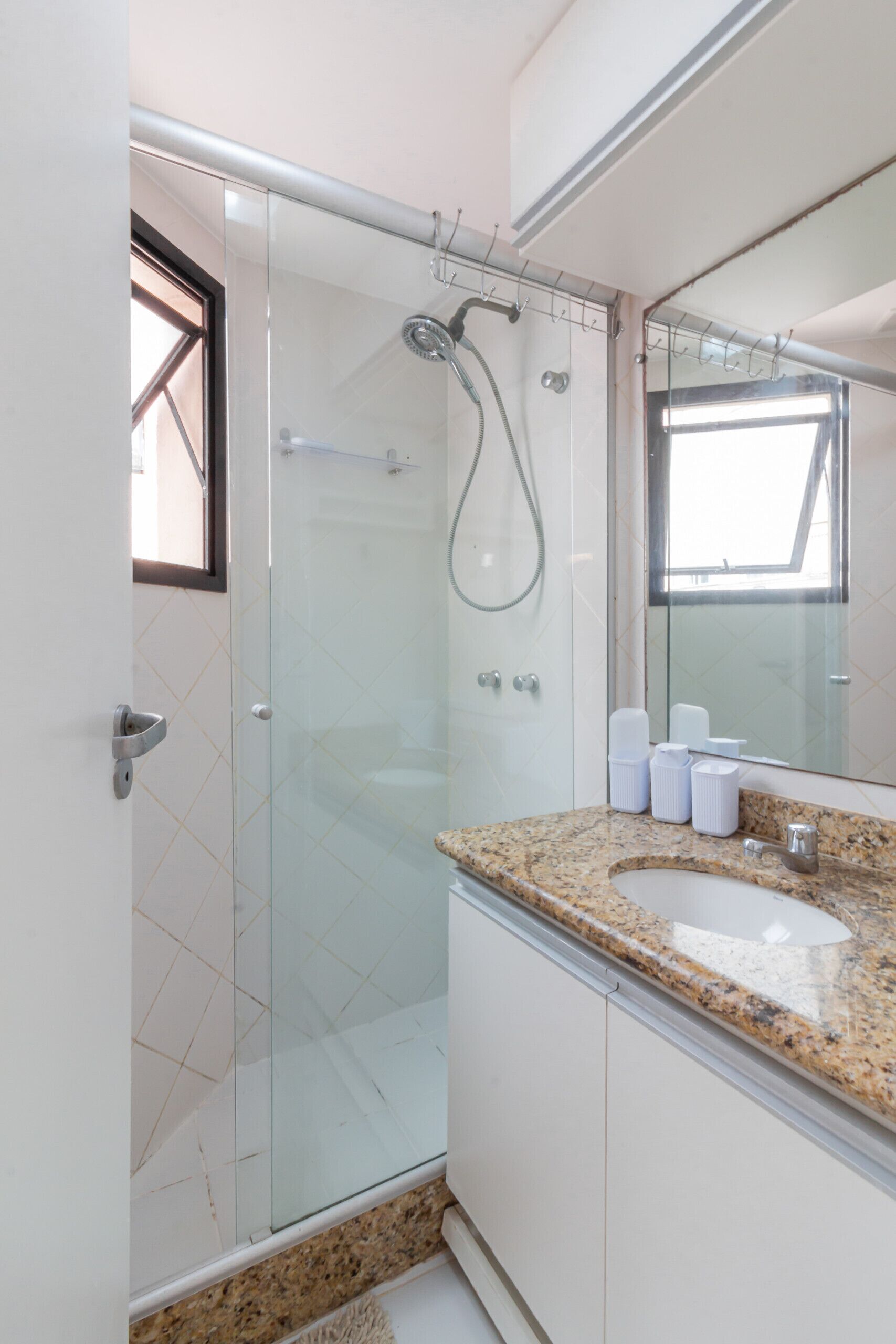 Ducha, secador de pelo, toallas y champú