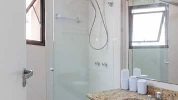 Regadera, secadora de cabello, toallas, shampoo