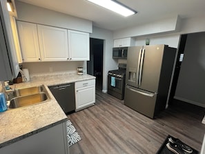 Een magnetron, een oven, een kookplaat, een vaatwasser