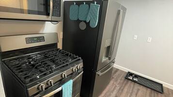 Frigorífico, microondas, horno y placa de cocina