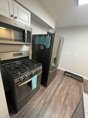 Refrigerador, microondas, horno, placa de cocina