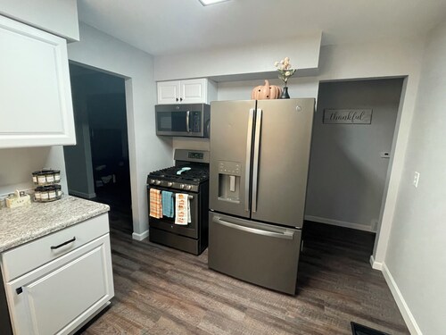 Hill-top Hide-away!  Remodeled 3-bedroom house in the Birch Run/Frankenmuth area