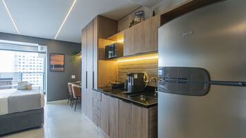 Geladeira, micro-ondas, fogão, cooktop