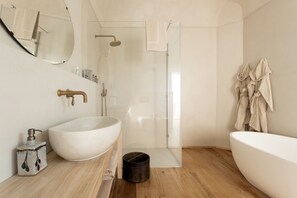 Dusche, Haartrockner, Bidet, Handtücher